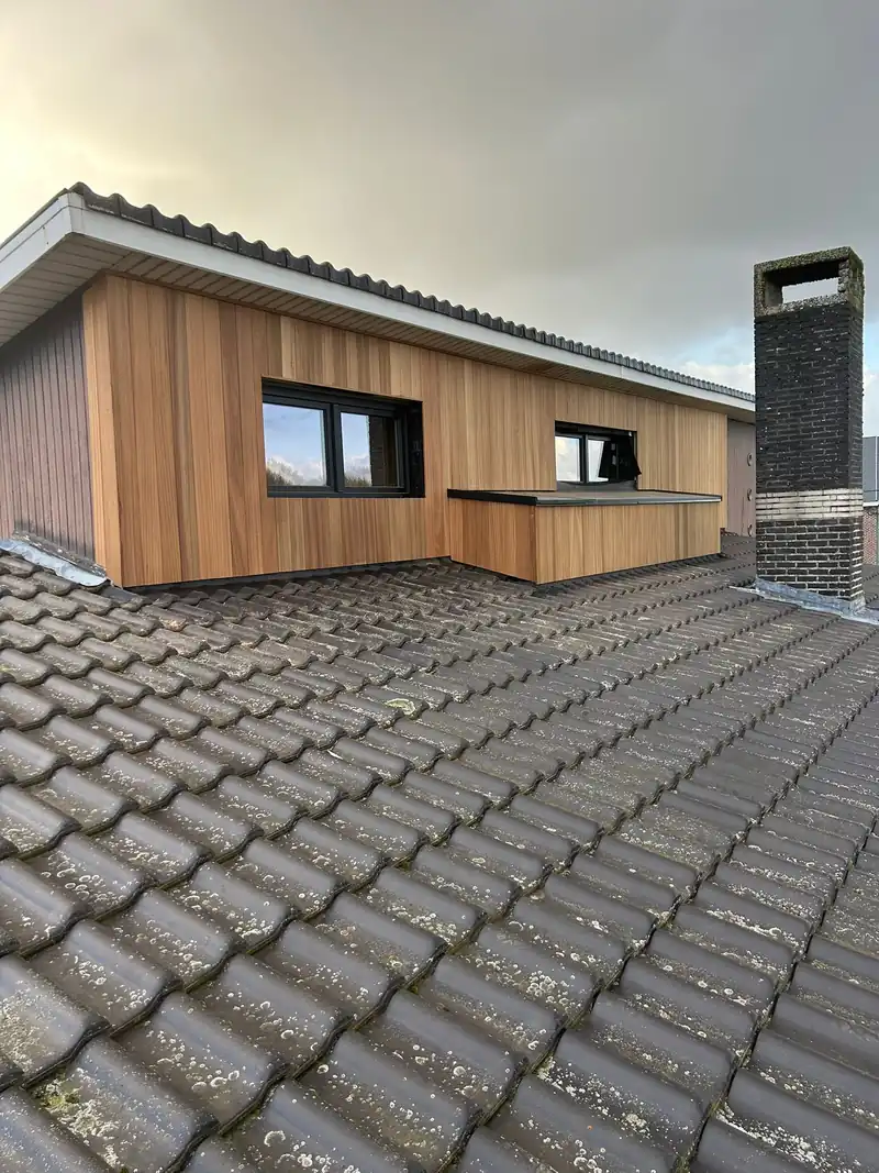 Houten gevelbekleding geplaatst door Sascha Lepoutre in West-Vlaanderen
