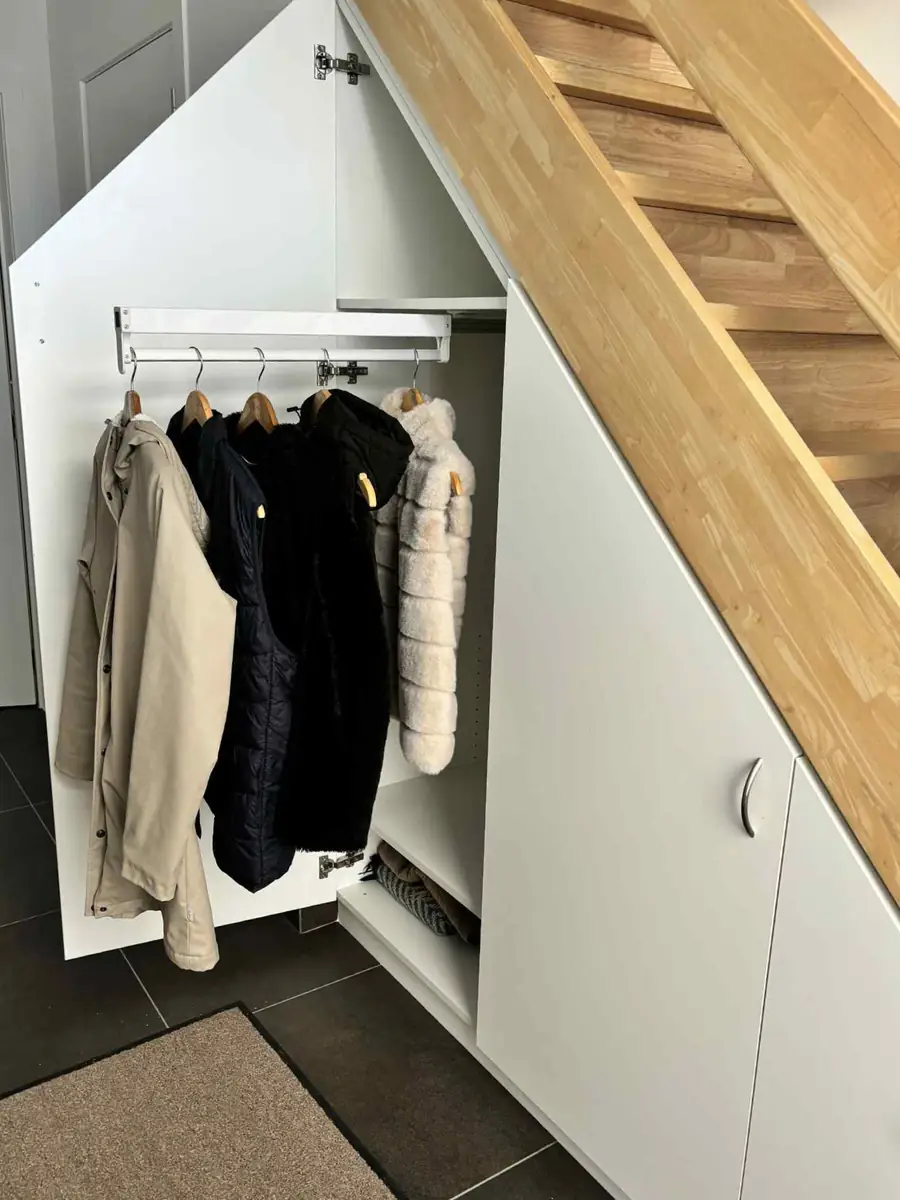 Maatkast met trap op maat in hout, schrijnwerk Houthulst – detailfoto